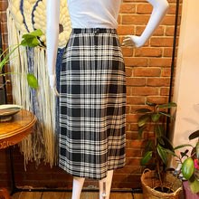 Load image into Gallery viewer, B&amp;W Check Midi Kilt
